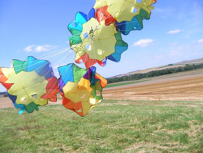 cluster 4 parachutes