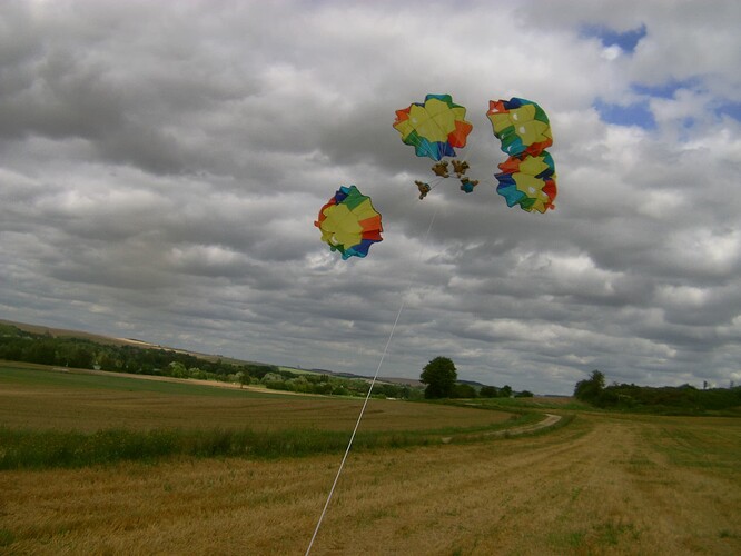 4 parachute kite cluster in flight